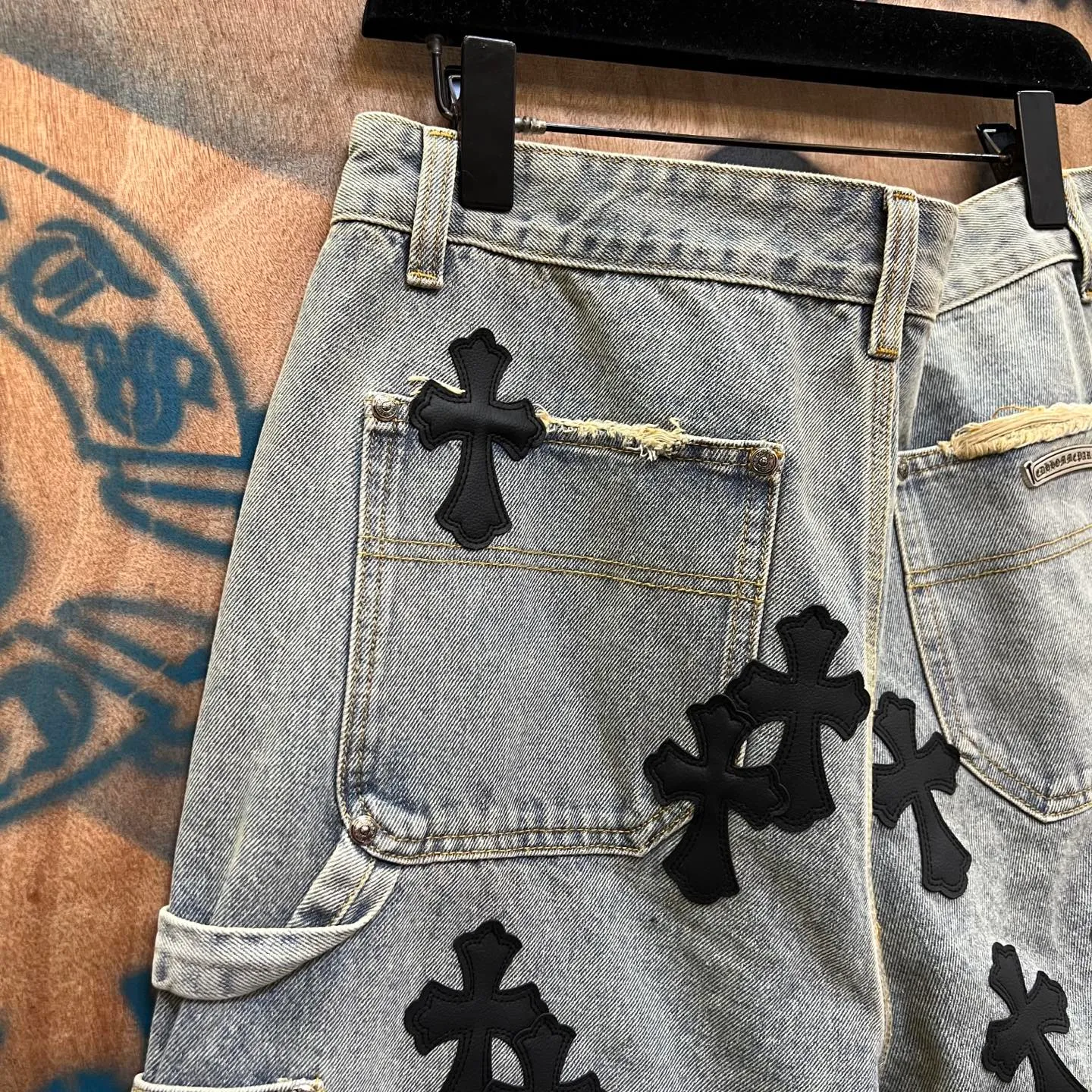P520 chrome hearts limited series new city limited jeans Chrome Hearts city limited denim shorts vintage levis American made 501 505 517 base version remake Levis American made 501 base version imported sheepskin 925 silver remake Customers provide waist and pants length or height and weight. The studio will select the most suitable base version for you to remake. There are many people doing remakes in the market. Don’t belittle or comment. The difference is visible to the naked eye. See and compare for yourself #CHROME HEARTS Unisex style